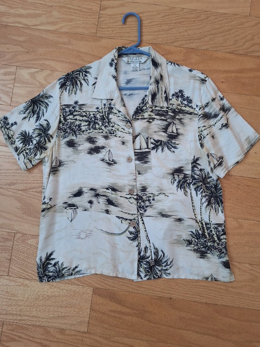 100% silk Hawaiian button down shirt with coconut buttons size M petite